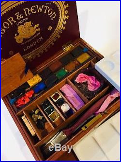 Antique Windsor Newton artist watercolor paint box in good condition